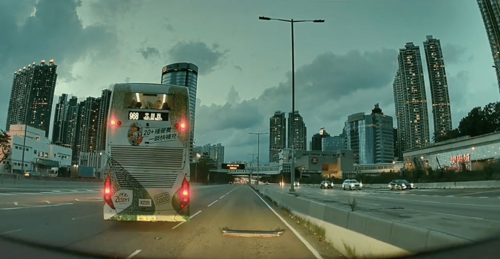 車禍後,路面留下碎片。 車禍後,路面留下碎片。