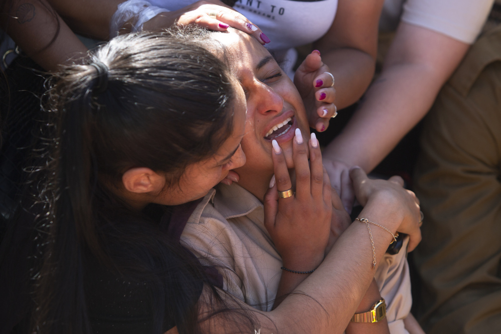 犧牲的以色列士兵葬禮上，家屬哀悼。AP圖片