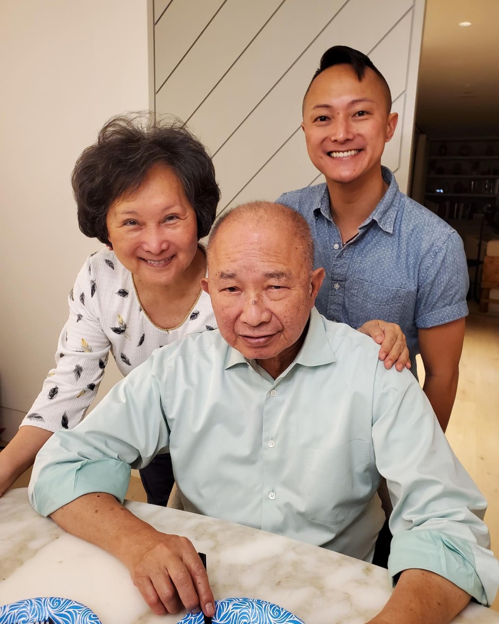 吳宇森太太牛春龍昏睡兩日期間,不斷咳嗽,現時仍聲音沙啞。 吳宇森太太牛春龍昏睡兩日期間,不斷咳嗽,現時仍聲音沙啞。