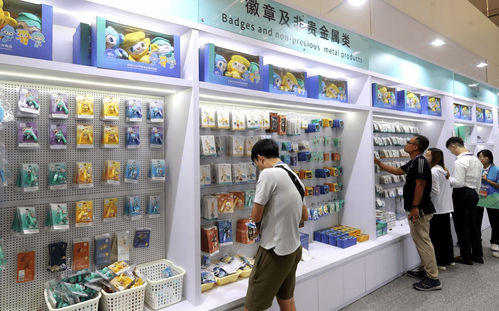 杭州亞運官方特許商品零售店選項多到爆。中時
