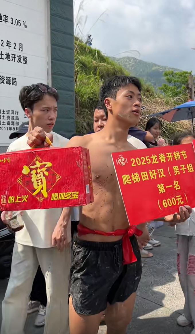 兩名作弊者成功率先登頂。微博@正義小黃鴨 兩名作弊者成功率先登頂。微博@正義小黃鴨
