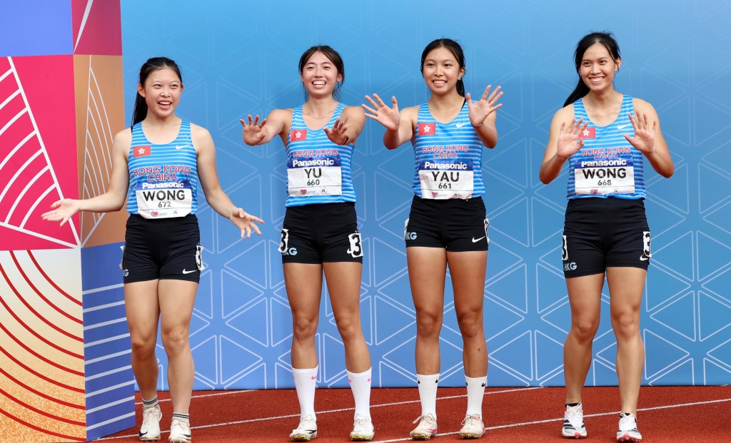 女子4x100米接力跑成員:黃韻之、邱蒨庭、庾沛怡及黃詠瞳,她們合力刷新塵封10年的香港U20紀錄。徐嘉華攝 女子4x100米接力跑成員:黃韻之、邱蒨庭、庾沛怡及黃詠瞳,她們合力刷新塵封10年的香港U20紀錄。徐嘉華攝