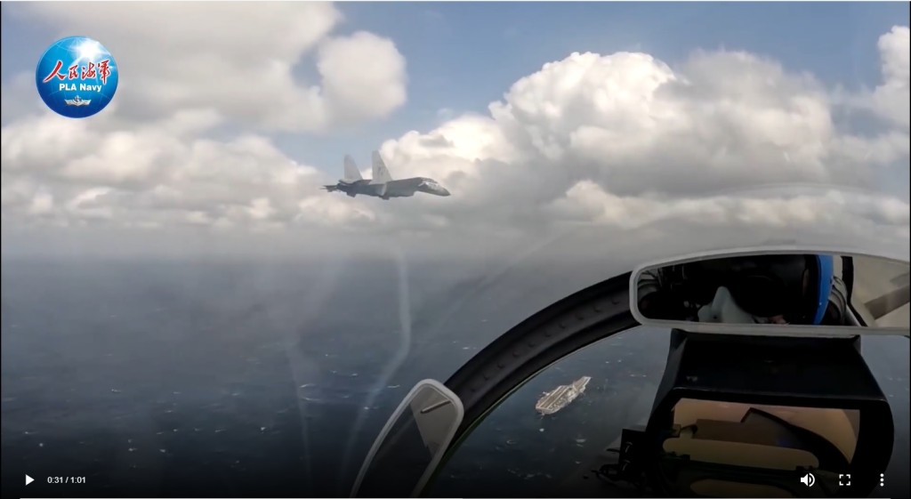 从空中F-15战机看「山东舰」。