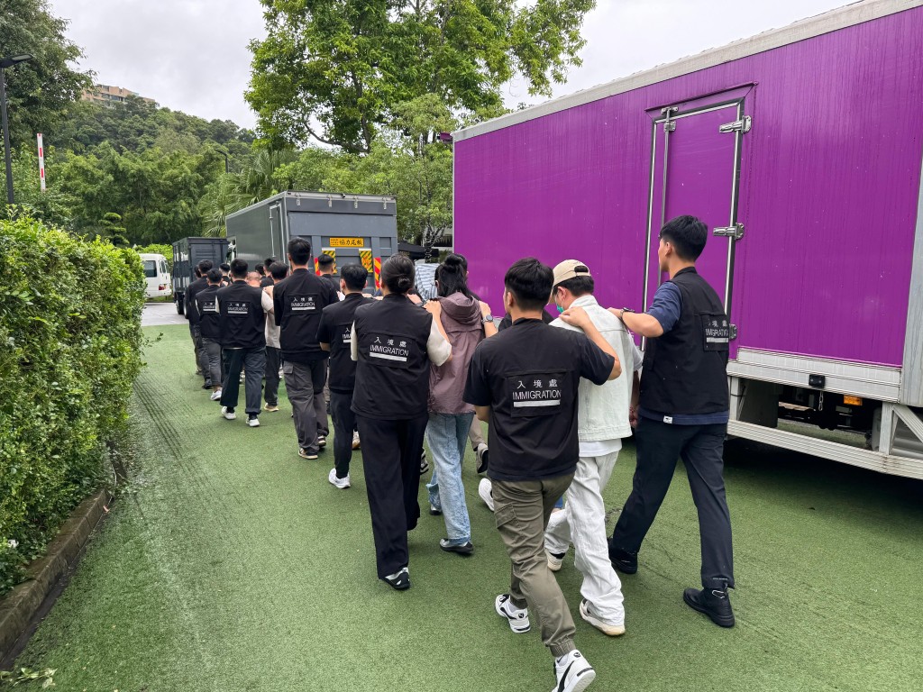 入境處拘捕24人,包括21名懷疑非法勞工及3名涉嫌聘用非法勞工的僱主。 入境處拘捕24人,包括21名懷疑非法勞工及3名涉嫌聘用非法勞工的僱主。