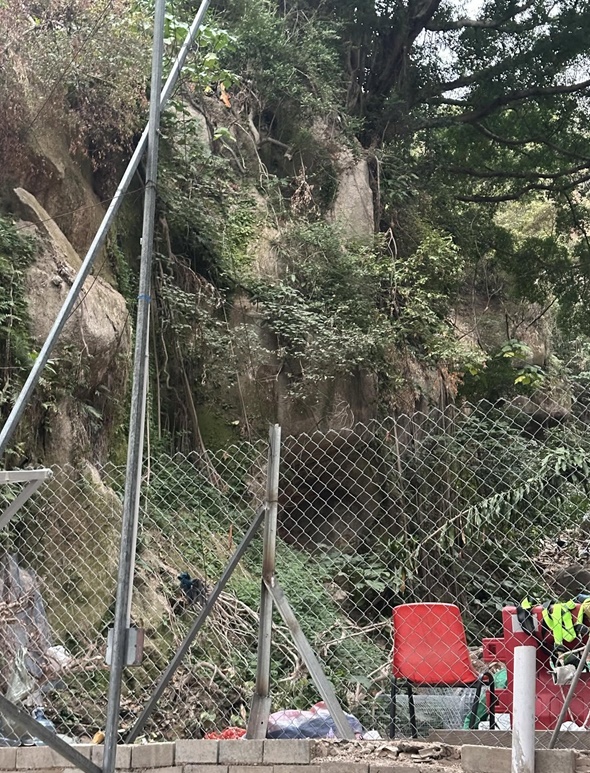 主教山僭建問題嚴重,地政署近日派員執法清理部分雜物。Threads圖片 主教山僭建問題嚴重,地政署近日派員執法清理部分雜物。Threads圖片