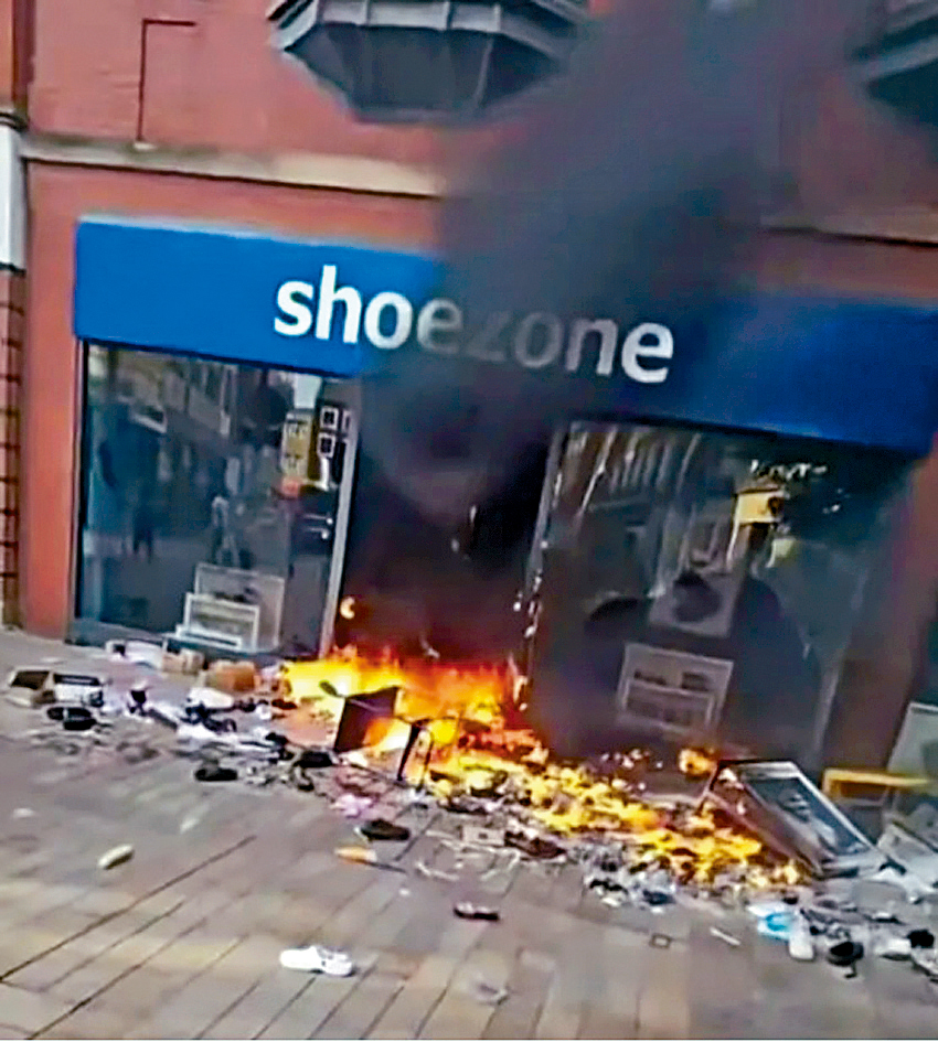 英格兰赫尔市上周六有鞋店被纵火及抢掠。