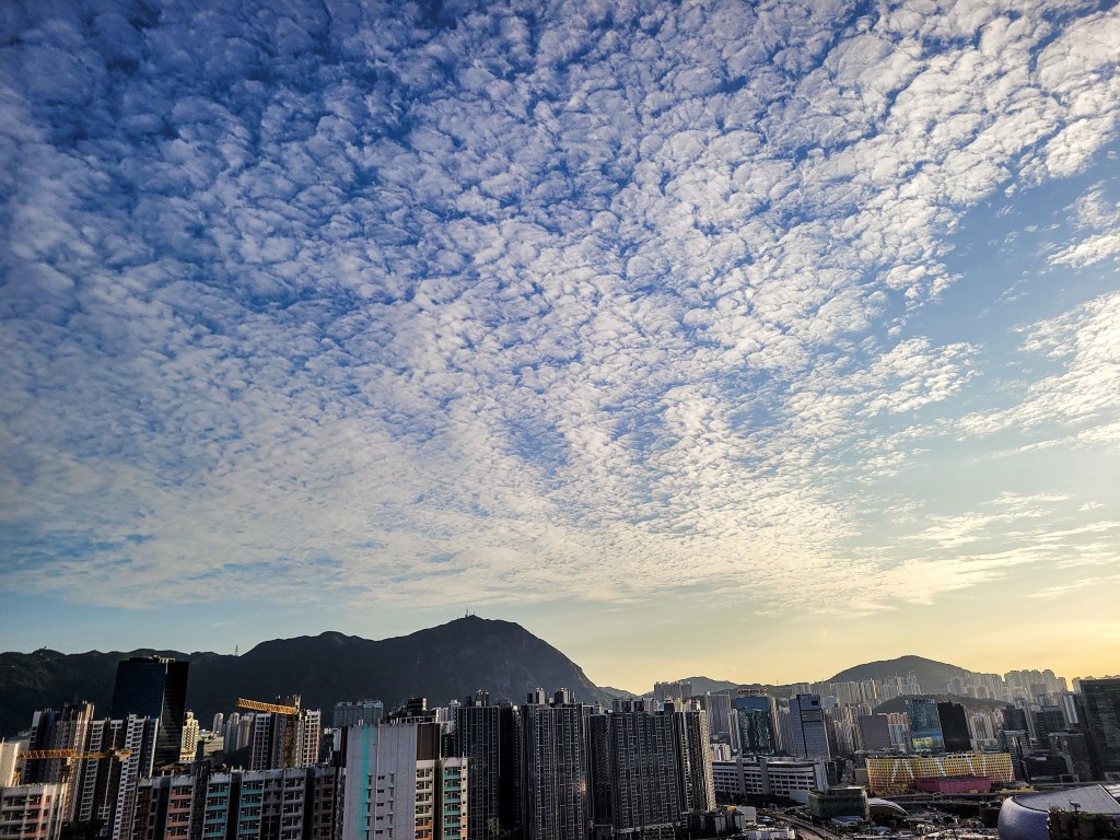 本港天空今日出現大片碎裂雲塊，吸引不少市民打卡。天文台FB