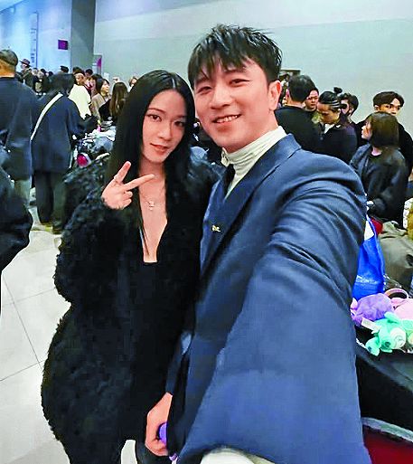 雲浩影與歌曲監製男友T-Ma合照。