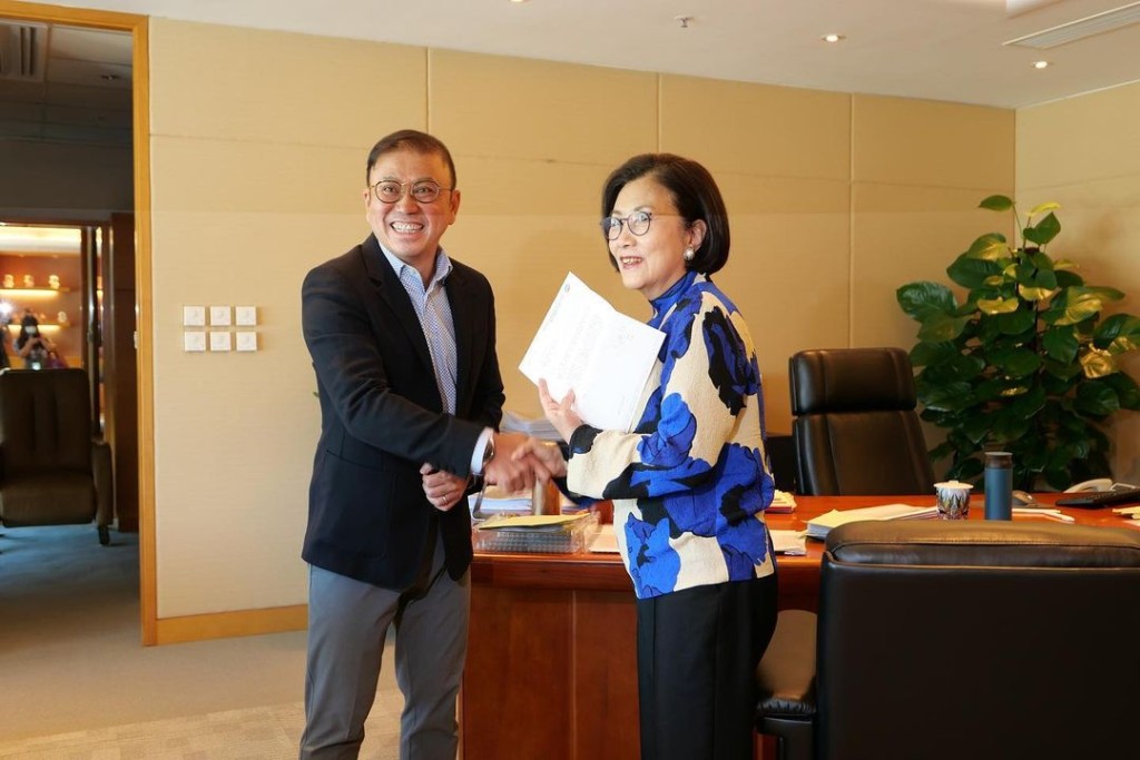 汪明荃從TVB主席許濤手上收到祝賀信。