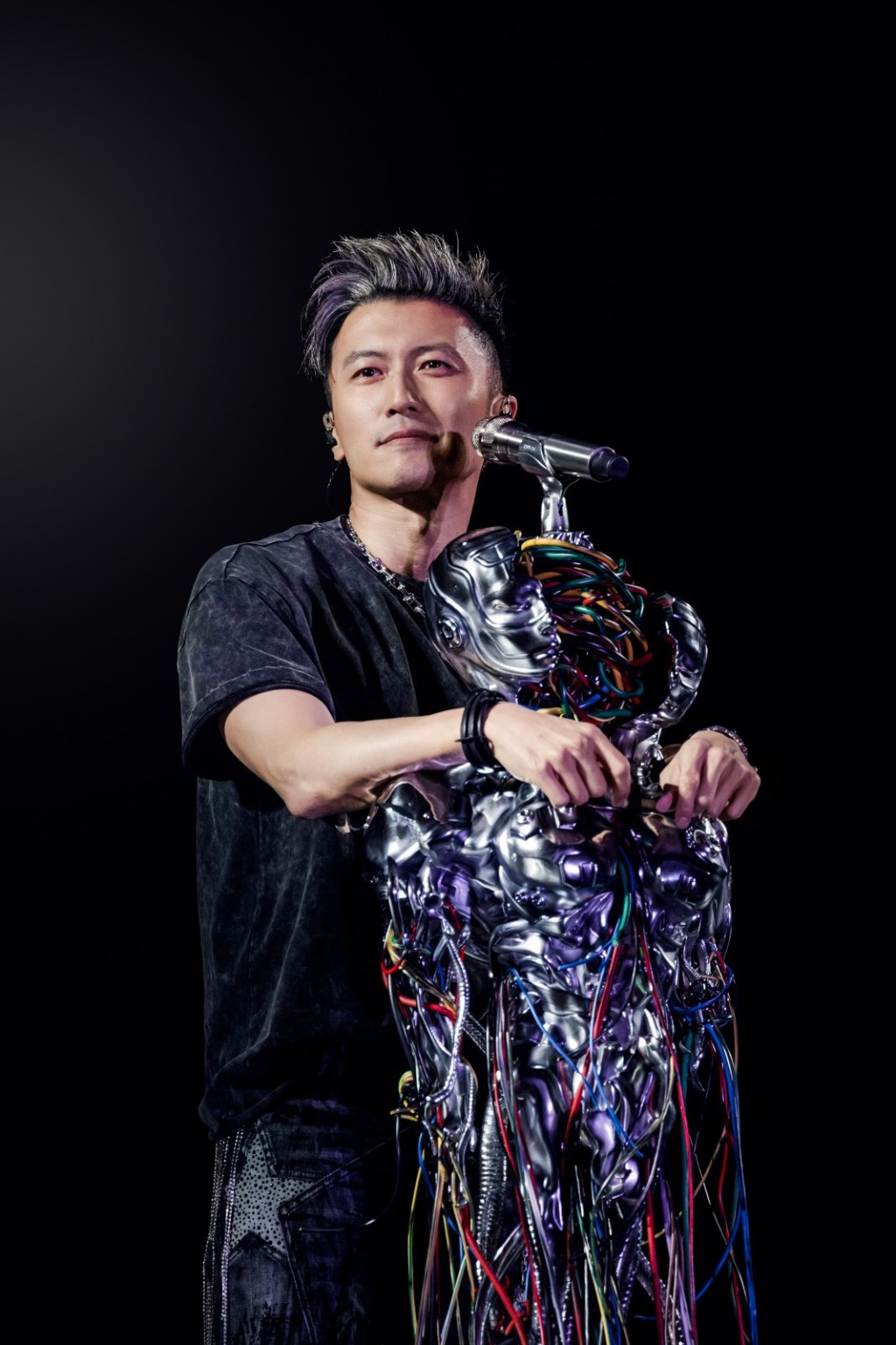 谢霆锋指从小在英皇长大，见到整个大家庭越来越多新成员加入感到高兴。