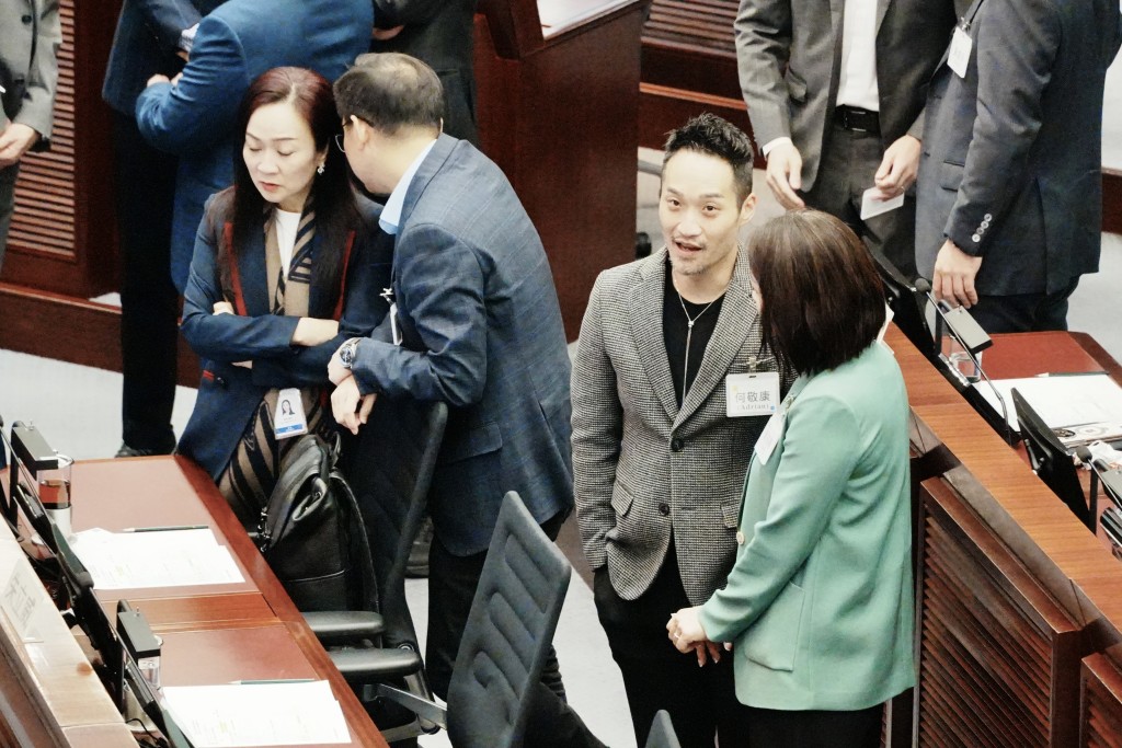 郭芙蓉（右一）與何敬康交談。