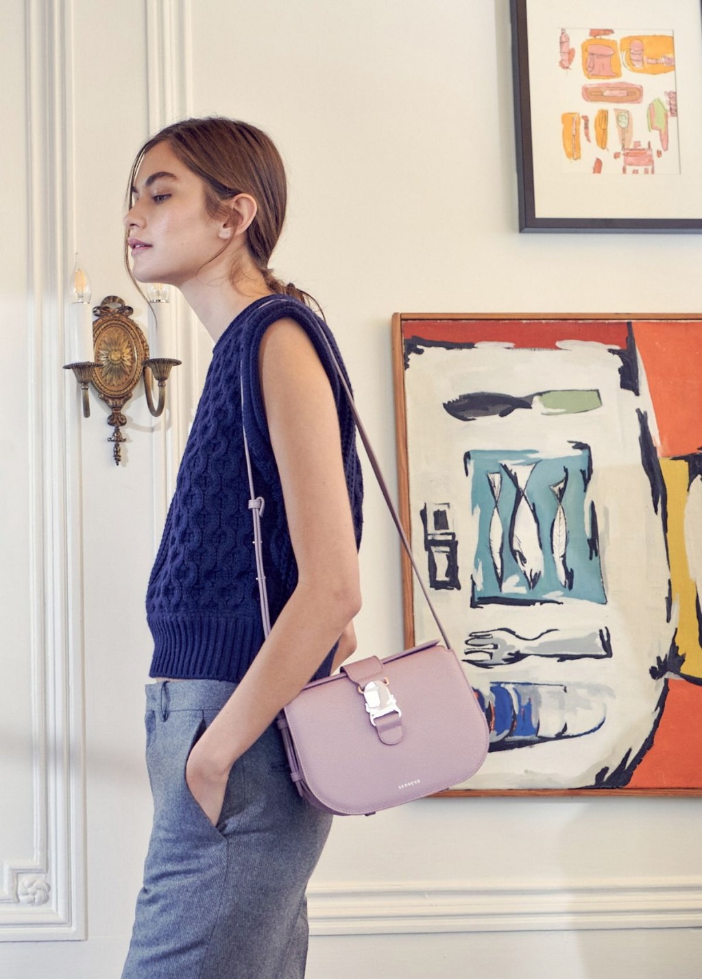 飾以品牌全新金屬搭扣的Cadence Crossbody。