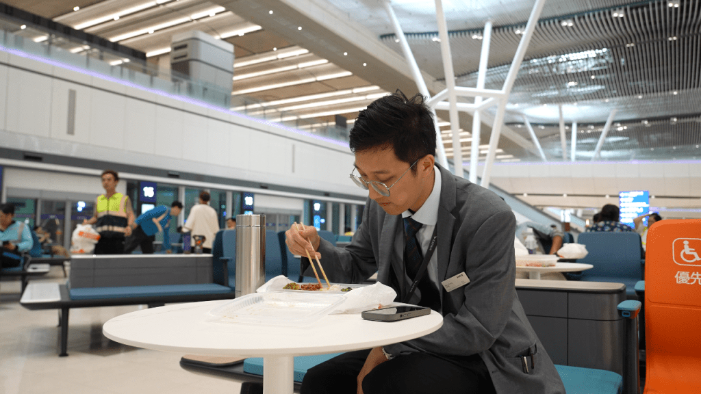 機場職員馮先生指兩餸飯店的位置就近辦公室,下來買飯很方便。 機場職員馮先生指兩餸飯店的位置就近辦公室,下來買飯很方便。