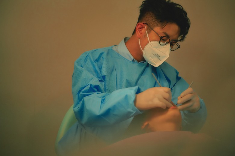 許廷鏗做牙醫是受到同為執業牙醫的叔叔影響。（網上圖片）
