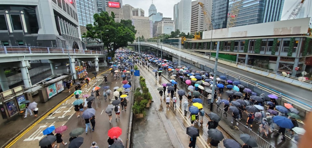 示威者佔據金鐘道