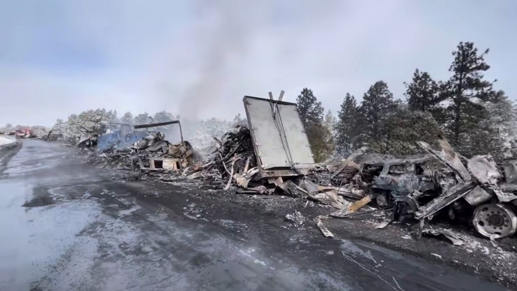 美國40號州際公路於3月13日發生的嚴重事故涉及22架車，車子燒至難以辨識。 FB / Arizona Department of Public Safety