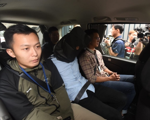 警方及海關在香港國際機場進行反毒品行動,拘捕兩名從柬埔寨返港的本地男子。