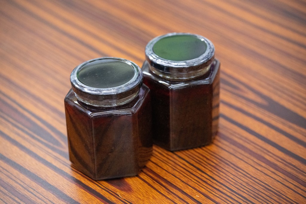 店舖堅持全手工製作,獨家沙嗲醬由兒子親自烹煮,每慢火熬煮一次需時8至10個鐘頭,兩桶共80斤,夠賣1個半月。 店舖堅持全手工製作,獨家沙嗲醬由兒子親自烹煮,每慢火熬煮一次需時8至10個鐘頭,兩桶共80斤,夠賣1個半月。