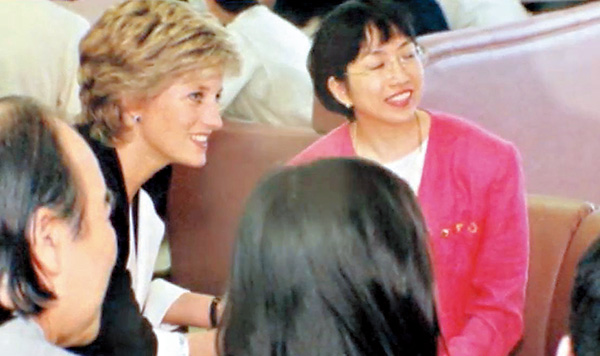 一九九五年，陳麗雲（右）曾陪同訪港的戴安娜王妃，出席香港癌症基金會成立的東區醫院癌症病人服務中心開幕典禮。戴妃原擬定在九七年出席善寧會的喪親者支援安家舍中心開幕禮，惟天不從人願。