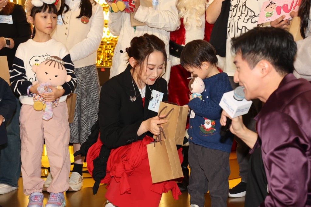 她送上自家品牌咖啡作圣诞礼物。