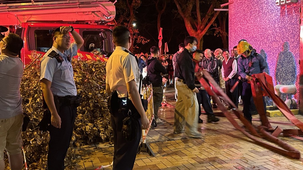 消防接報到場開喉撲救。蔡楚輝攝 消防接報到場開喉撲救。蔡楚輝攝