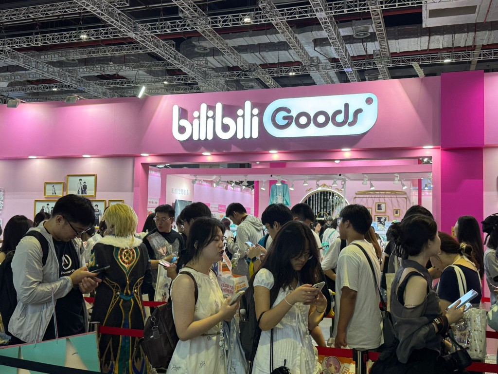 許多展位都大排長龍。 許多展位都大排長龍。