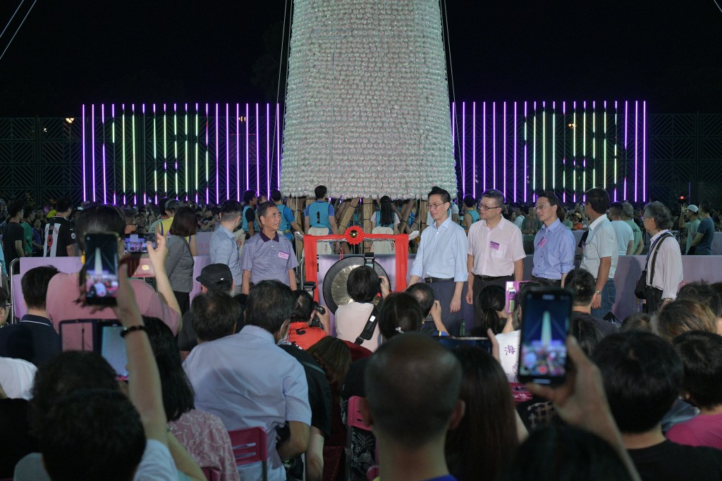 文化體育及旅遊局局長楊潤雄敲響銅鑼，宣告決賽開始。陳浩元攝