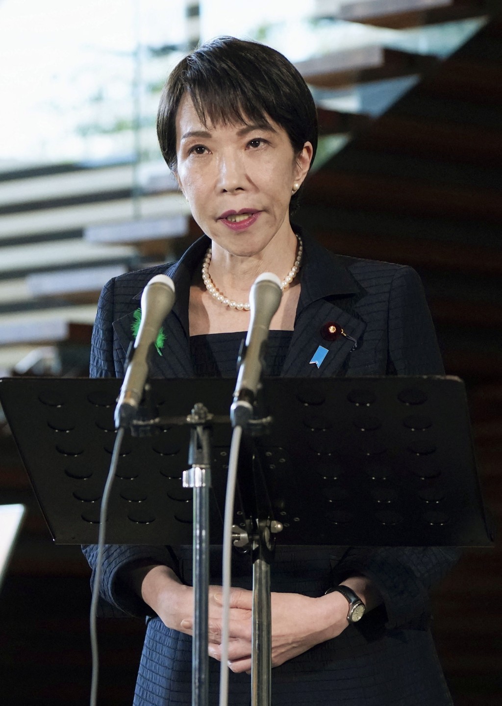 高市早苗向靖国神社供奉祭品。路透社