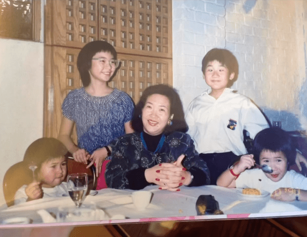 江玉珠和四位子女的舊照。