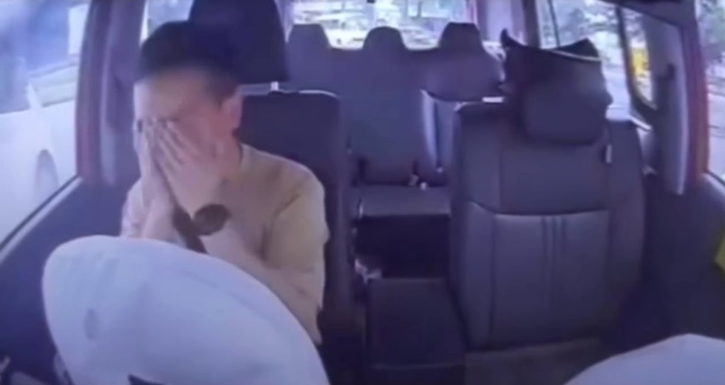 司機看似仍未「回魂」,要靠雙手捽眼令自己回復清醒。網上圖片 司機看似仍未「回魂」,要靠雙手捽眼令自己回復清醒。網上圖片