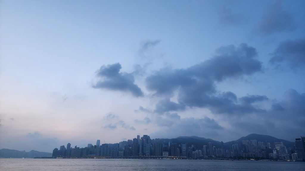本港地區今日大致天晴，但初時局部地區有驟雨。黎志偉攝