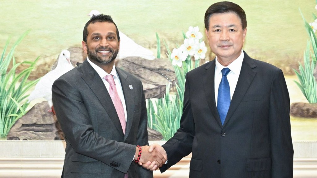公安部长王小洪（右）会见FBI局长帕特尔（左）。新华社