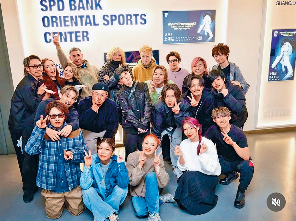 滨崎步昨公开与工作人员的合照。