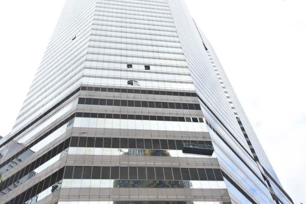 吊船撞毀的玻璃幕牆。