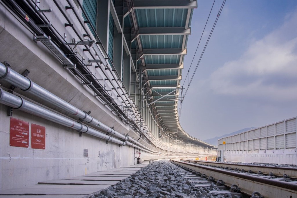 東涌東段的大型路軌改道工程亦正有序推進,當中往香港方向路軌預計將於今年第三季改道,列車將正式行駛新路段。 東涌東段的大型路軌改道工程亦正有序推進,當中往香港方向路軌預計將於今年第三季改道,列車將正式行駛新路段。