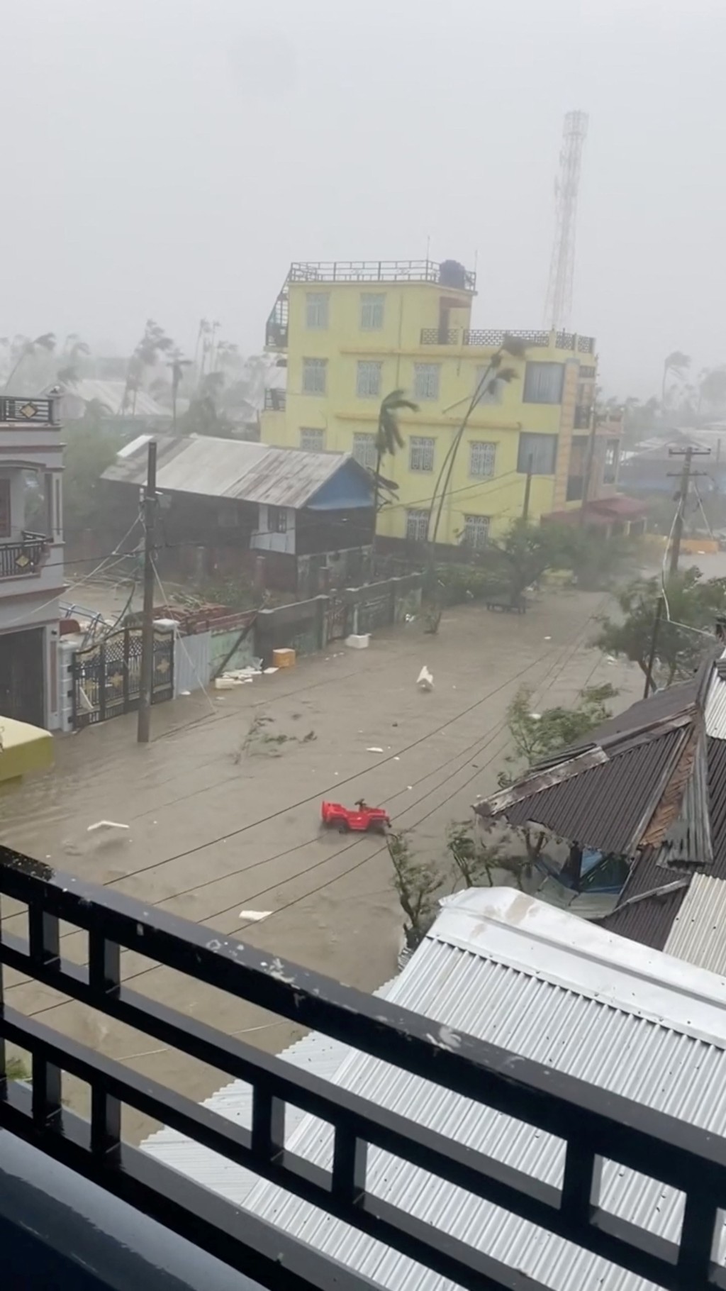 熱帶氣旋摩卡來襲，緬甸實兌市街道水浸。 路透社