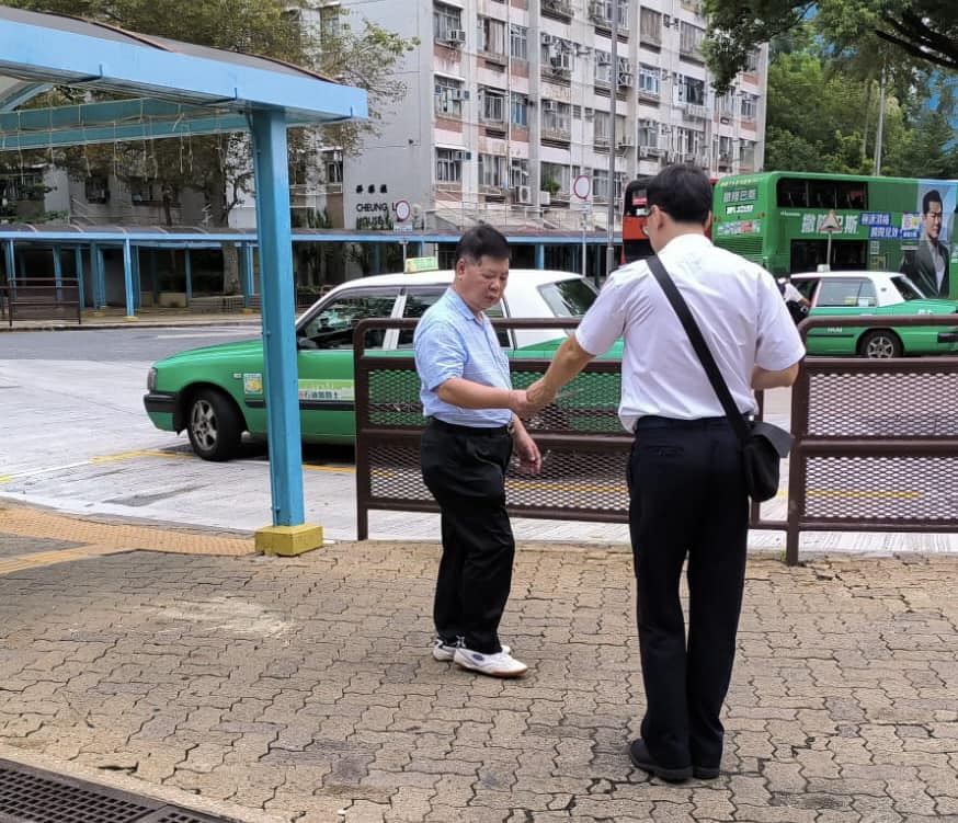 相關部門亦已在附近派發單張，提醒街坊做好防蚊措施及配合滅蚊工作。環境及生態局fb圖片