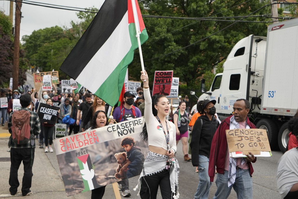 有示威者揮舞巴勒斯坦旗抗議。美聯社