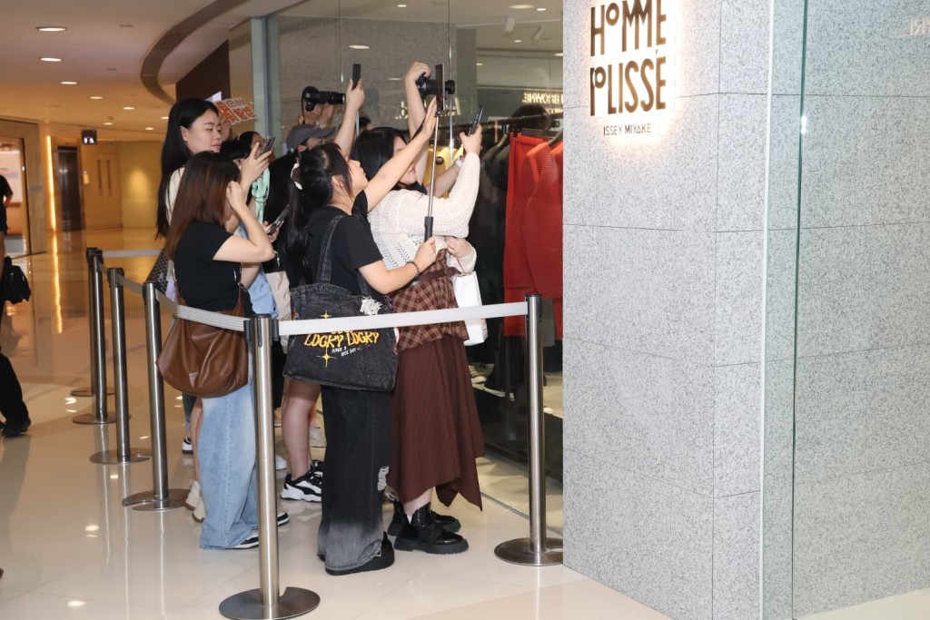 Kenny出席服裝品牌活動,粉絲追隨。 Kenny出席服裝品牌活動,粉絲追隨。