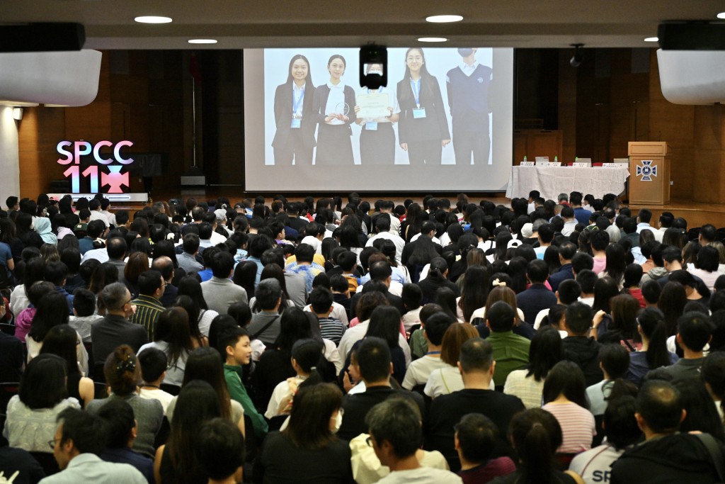 不少家長到場「取經」。蘇正謙攝 不少家長到場「取經」。蘇正謙攝