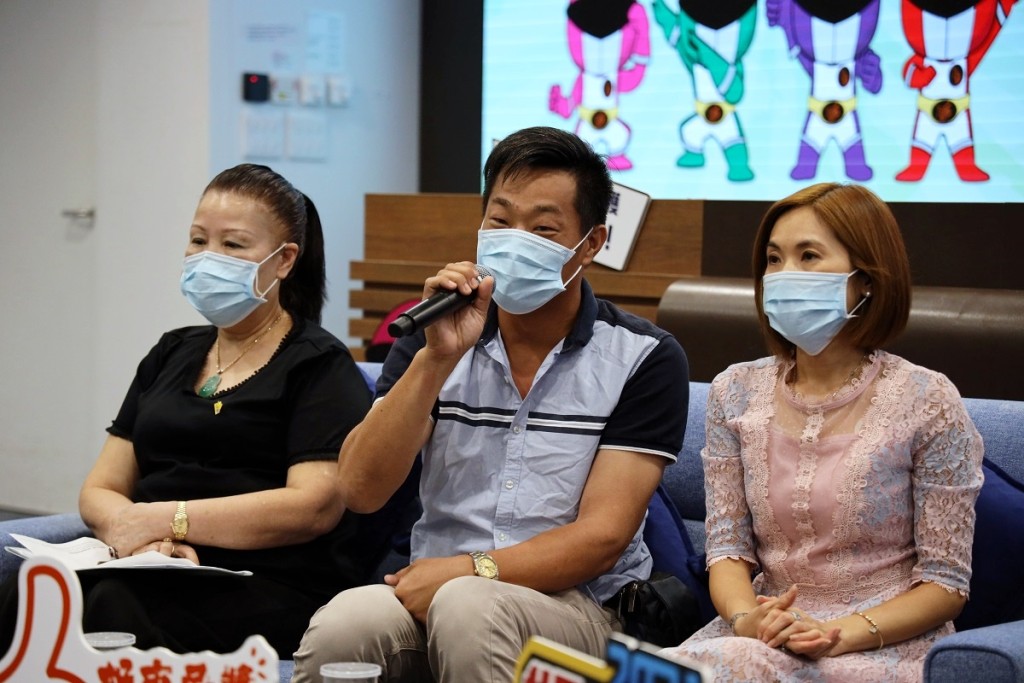 吊車司機鍾先生（中）記錄了匪徒資料，協助警方偵破搶劫案。 林家希攝