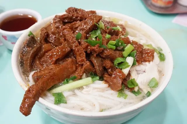 招牌菜「黄鳝小锅米线」向来备受推崇，食客形容其黄鳝肉质结实弹牙。