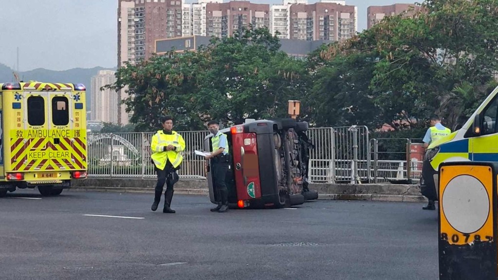沙田的士失控撞壆翻側 司機一度被困 手部受傷送院。Facebook 車cam L（香港群組）圖片