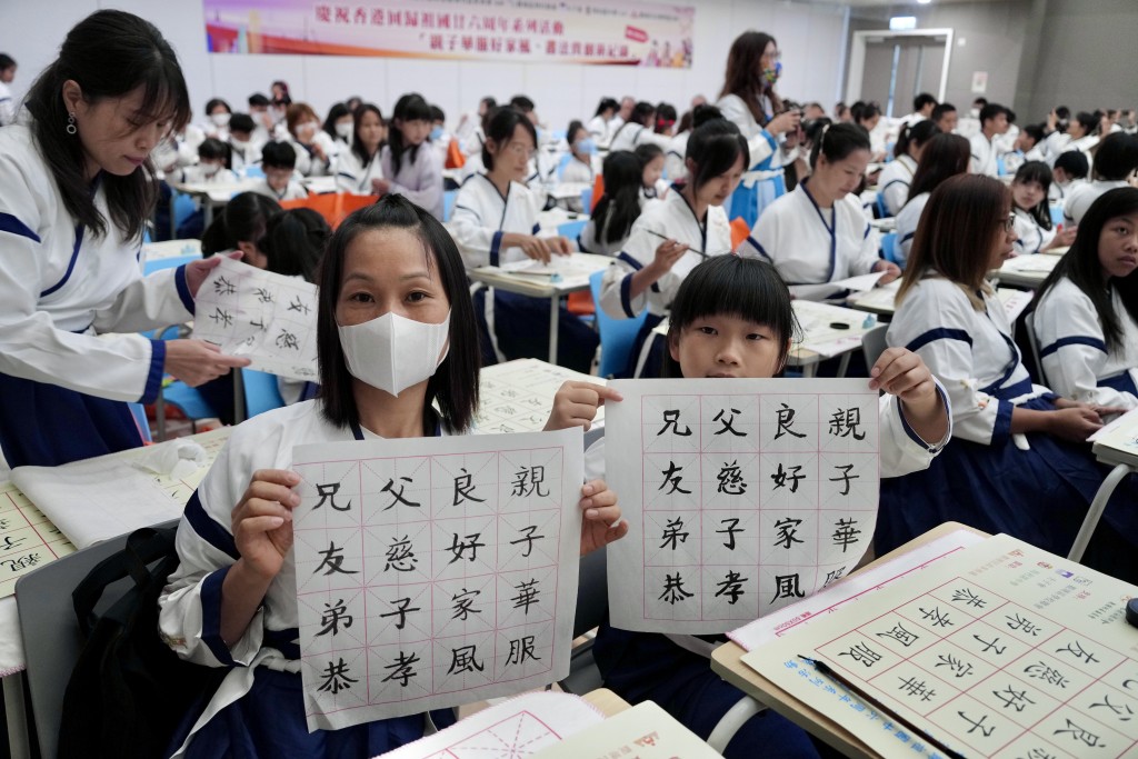 在視覺藝術課程指引,政府鼓勵學校採用靈活課程框架,加強中國書法的學習與欣賞。資料圖片 在視覺藝術課程指引,政府鼓勵學校採用靈活課程框架,加強中國書法的學習與欣賞。資料圖片