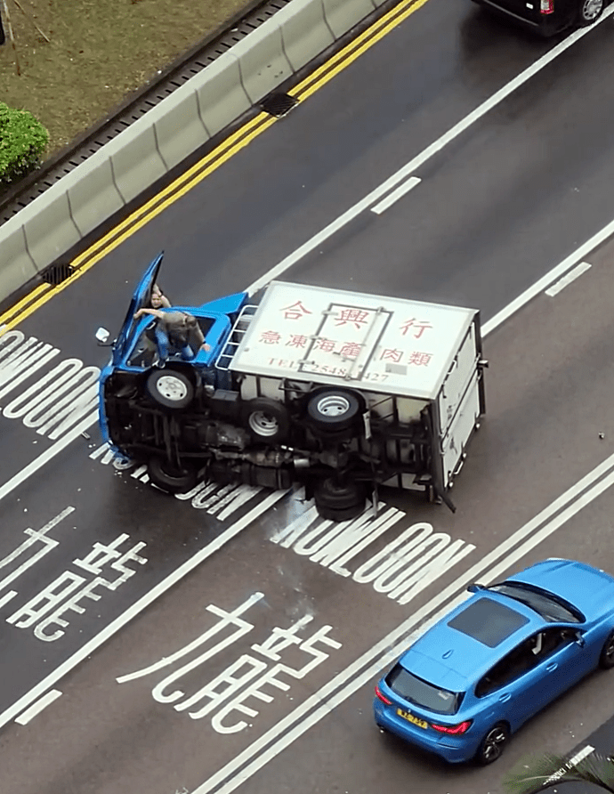 被困人士陆续爬出。fb：香港交通及突发事故报料区