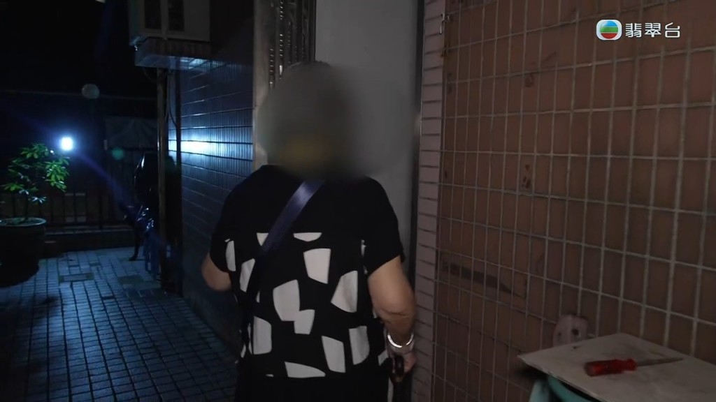 團隊於翌日晚上再到訪，發現二女家中亮了燈。