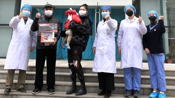 重症新冠肺炎患者1歲男童牛牛,康復出院。(網圖)