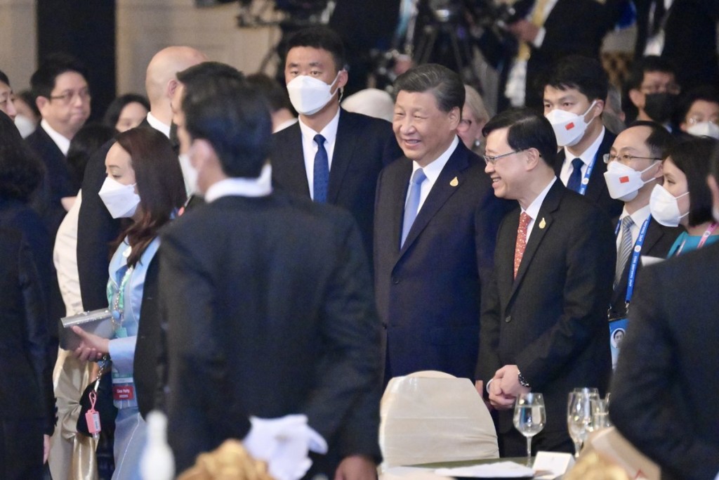 国家主席习近平（右五）和李家超（右四）出席亚太区经济合作组织领导人非正式会议欢迎晚宴，一起进入会场。（政府新闻处）