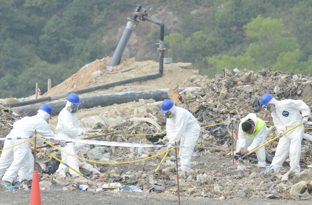 西九龍重案組探員接報連續10日在將軍澳堆填區翻搜過約八千噸垃圾，結果一無所獲。日(資料圖片)