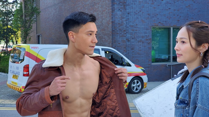 朱仔反而話有點尷尬，因為第一次在女仔同狗狗面前當街除衫。